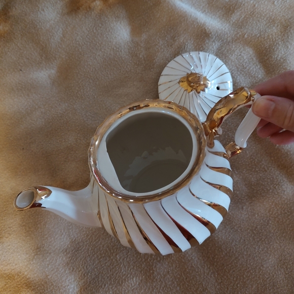 Sandler England Vintage Gold and White Swirl Teapot Signed - Picture 5 of 5